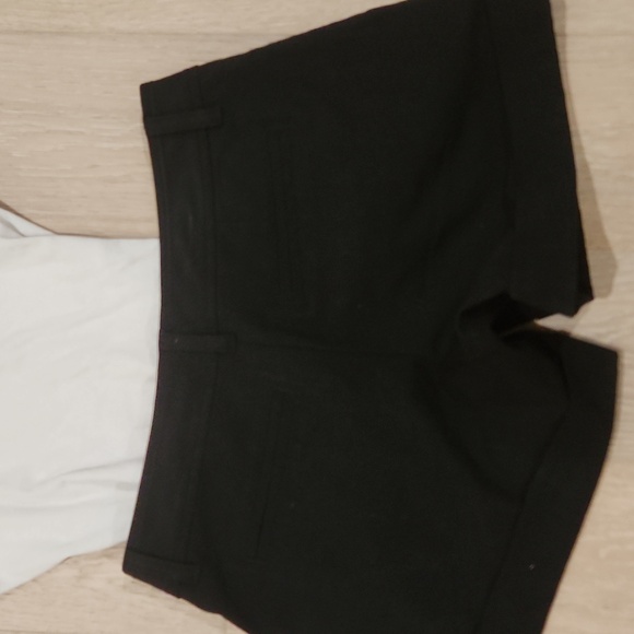 Black cuff pleated short shorts - Picture 5 of 6